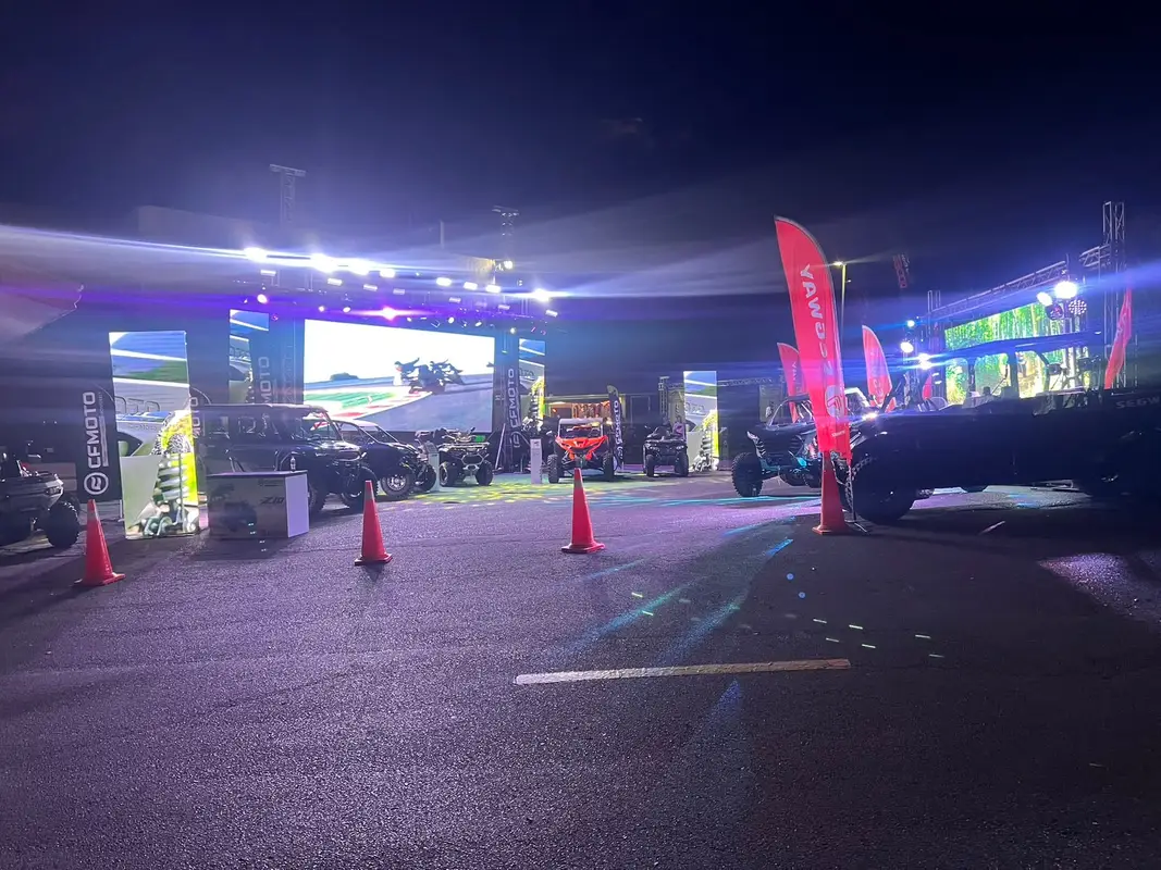 Exhibición de vehículos al aire libre con pantallas LED de noche