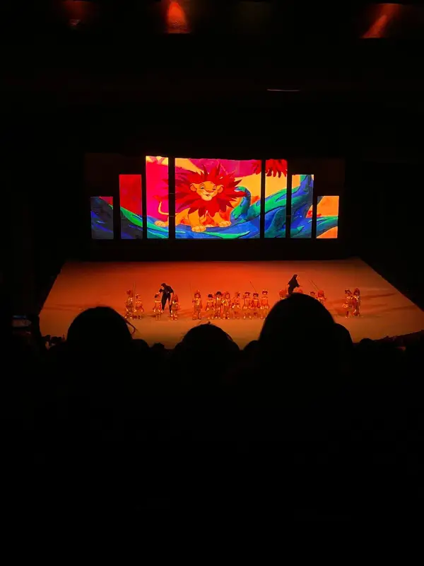 Obra infantil en un teatro con pantallas LED de fondo de escenario