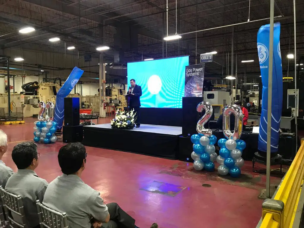 Pantalla LED, audio y tarima montados por ProaAudio en un evento en planta