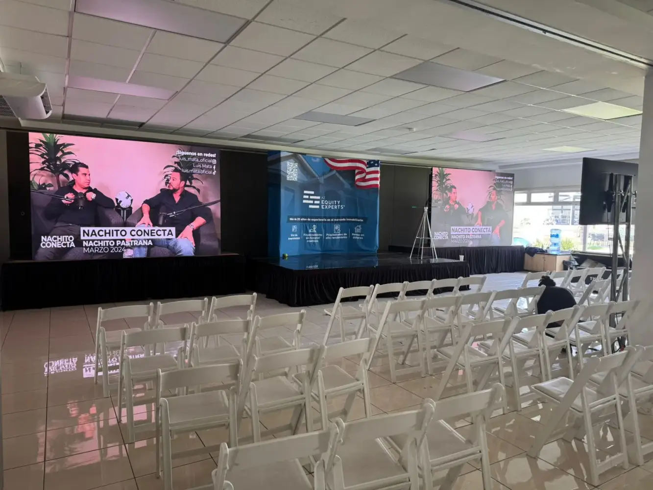 Pantallas laterales de 3×2 en un evento empresarial