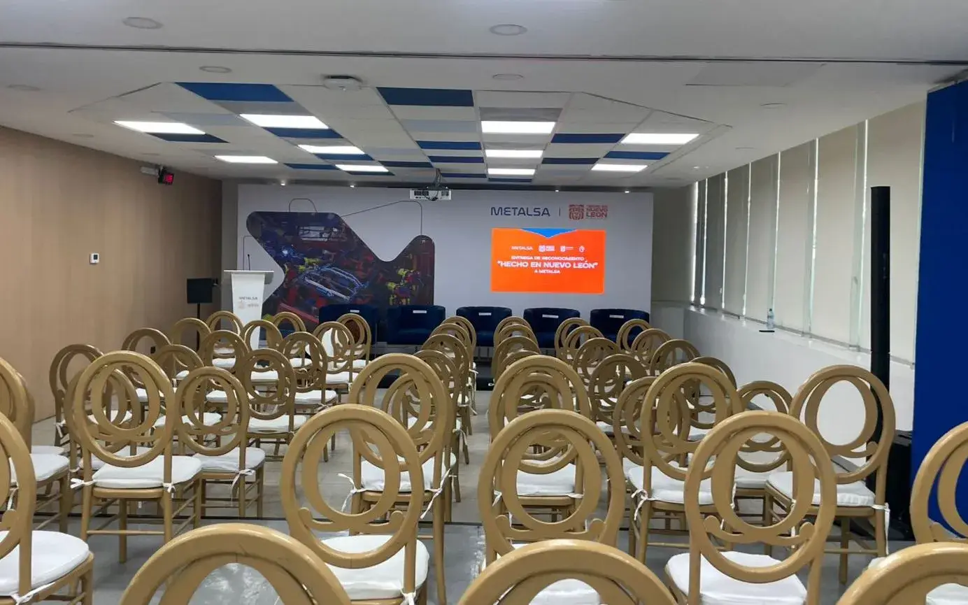 Podium personalizado, sonido y TV de 65″ en un evento corporativo