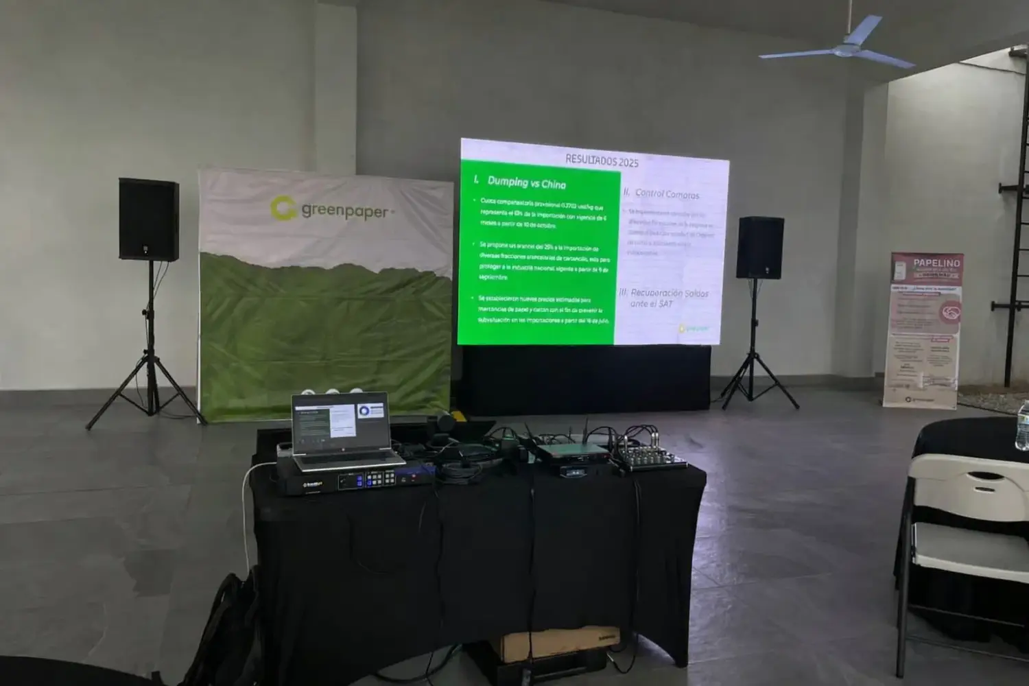 Pantalla de 3×2 con bocinas para GreenPaper