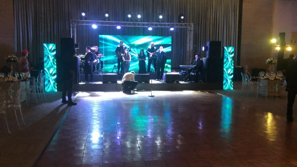Pantalla para la presentación de un grupo musical