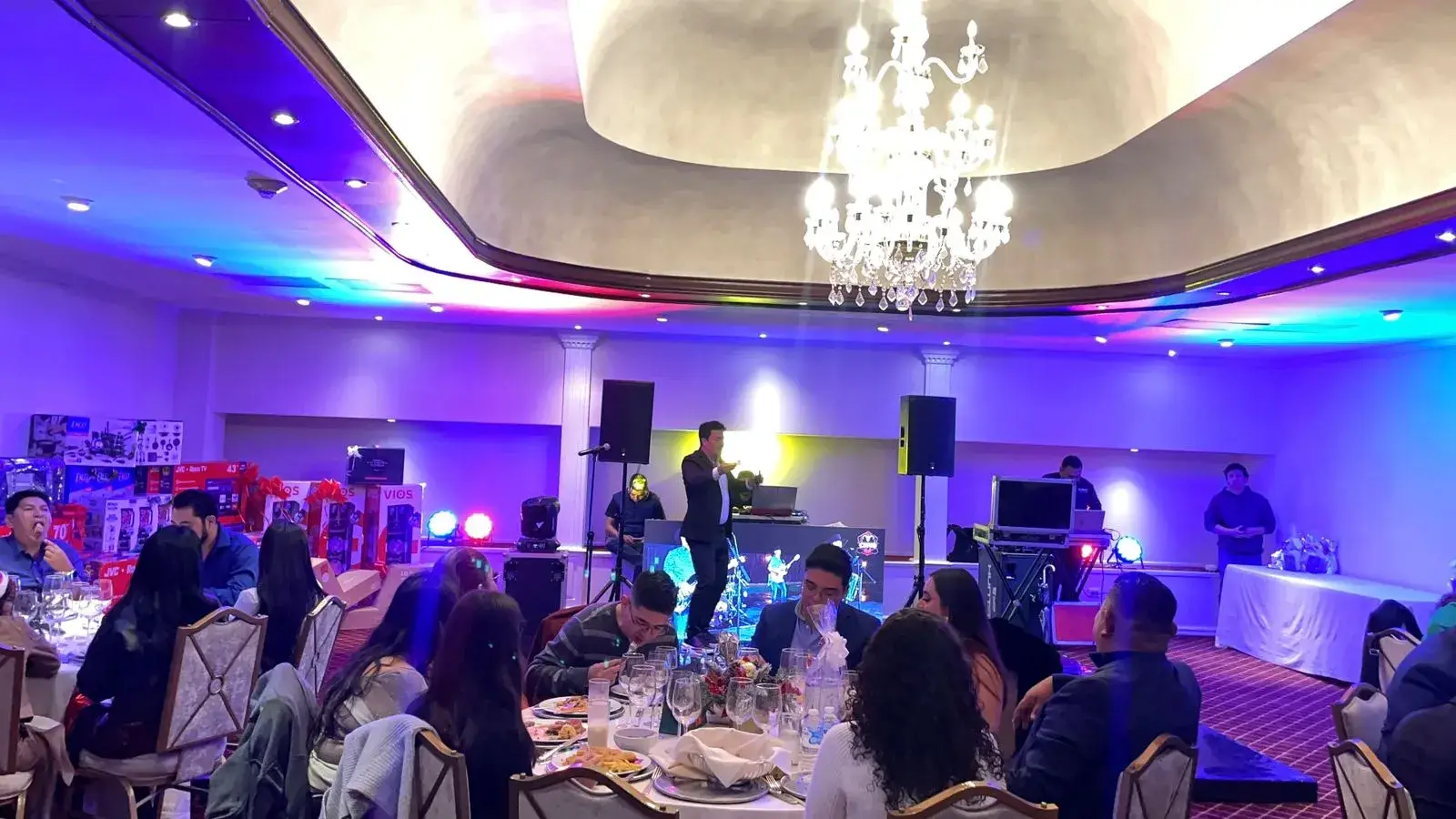 Booth de DJ de 1×2 con 2 bocinas, 2 robóticas y 6 par LED