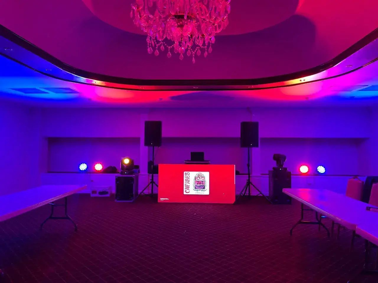 Booth de DJ con iluminación
